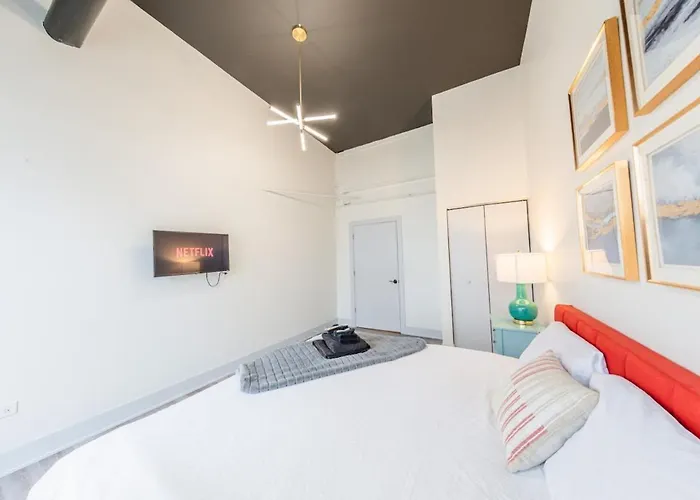 Luxury 5br W/ King Bed & Pool Table Near Chinatown Апартаменты Чикаго
