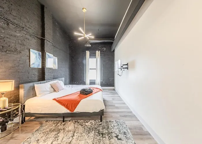Luxury 5br W/ King Bed & Pool Table Near Chinatown Апартаменты Чикаго