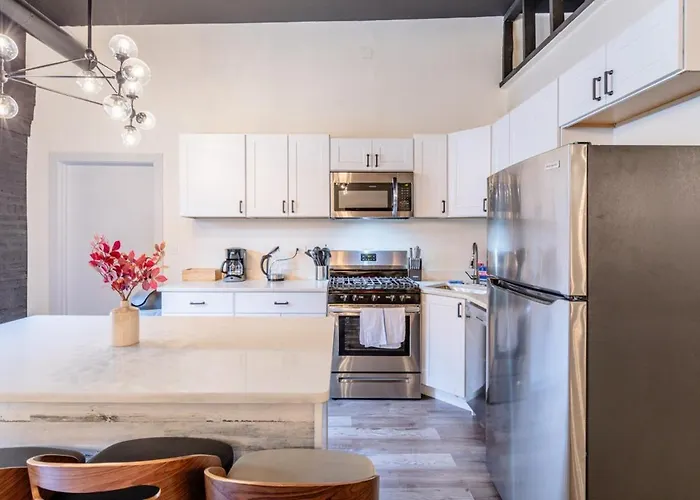 Luxury 5br W/ King Bed & Pool Table Near Chinatown Чикаго